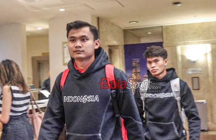 Dua pemain timnas U-23 Indonesia, Komang Teguh (kiri) dan Rifky Dwi Septiawan (kanan) , saat ditemui di Hotel Le Meredien, Sudirman, Jakarta, Senin (1/4/2024) siang.