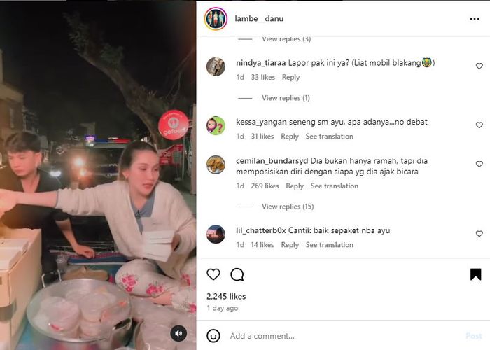 Aksi Ayu Ting Ting bagi-bagi takjil sahur naik mobil pikap (Instagram)