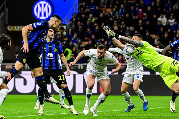 Aksi penyerang Inter Milan, Lautaro Martinez, dalam laga melawan Empoli di Stadion Giuseppe Meazza, Senin (1/4/2024).