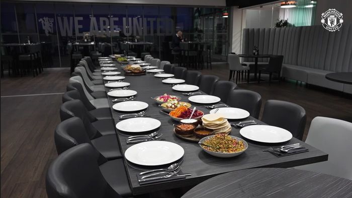 Makanan yang disediakan dalam acara buka bersama Manchester United.