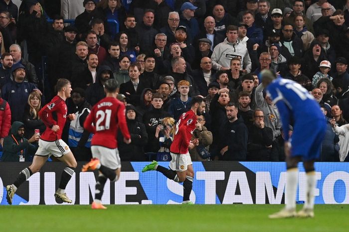 Bruno Fernandes merayakan gol untuk Man United pada lanjutan Liga Inggris di markas Chelsea, Stamford Bridge, London (4/4/2024).