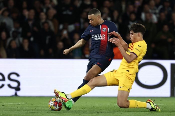 Pau Cubarsi (kanan) dan Kylian Mbappe saat PSG dan Barcelona berduel di Liga Spanyol.