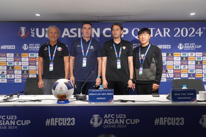 Shin Tae-yong bersama pelatih timnas U-23 Qatar, Australia, Yordania saat konferensi pers Piala Asia U-23 2024.