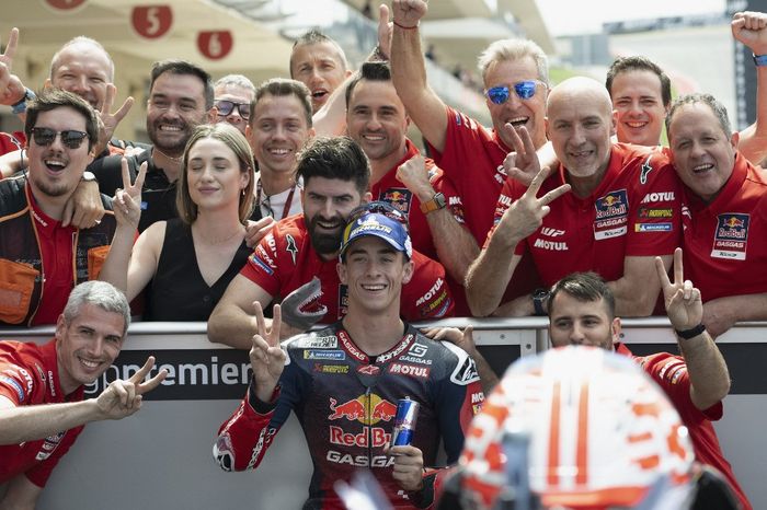 Pembalap Red Bull GasGas Tech3, Pedro Acosta merayakan posisi kedua setelah sesi kualifikasi MotoGP Americas 2024 di Circuit of The Americas (COTA), Sabtu (13/4/2024).