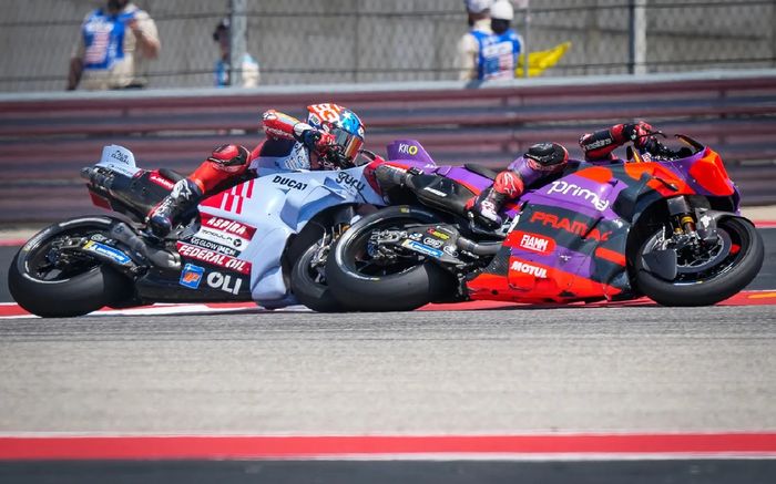 Momen Jorge Martin (Prima Pramac Racing) dan Marc Marquez (Gresini Racing) terlibat kontak di Tikungan 20 Circuit of The Americas (COTA) pada balapan MotoGP Americas 2024