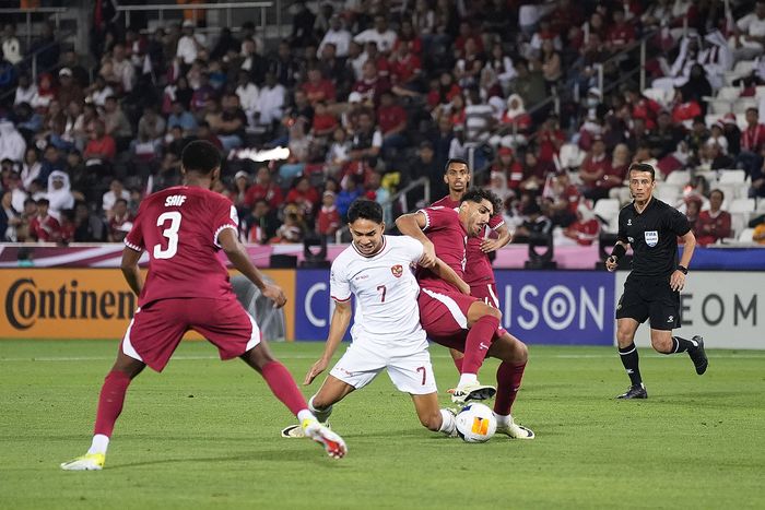 Pemain timnas U-23 Indonesia, Marselino Ferdinan, saat berduel dengan pemain Qatar