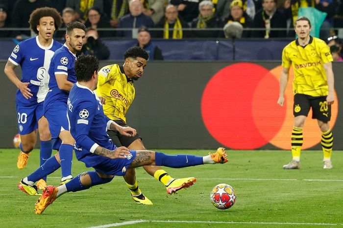 Ian Maatsen saat mencetak gol Borussia Dortmund ke gawang Atletico Madrid pada duel Liga Champions di Signa Iduna Park (16/4/2024).