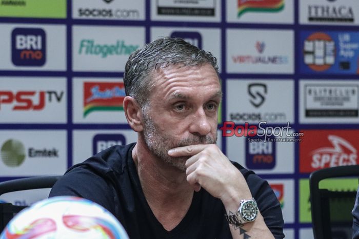 Pelatih Persija Jakarta, Thomas Doll, saat hadir dalam sesi jumpa pers di Stadion Utama Gelora Bung Karno, Senayan, Jakarta, Rabu (17/4/2024).