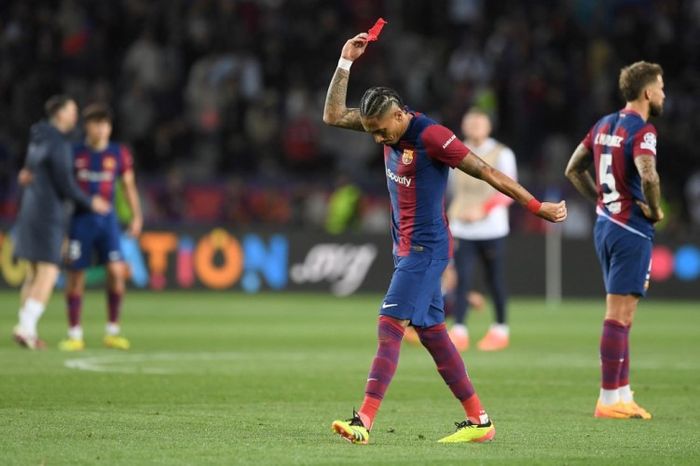 Kekecewan Raphinha usai Barcelona dibantai PSG pada leg kedua perempat final Liga Champions 2023-2024.