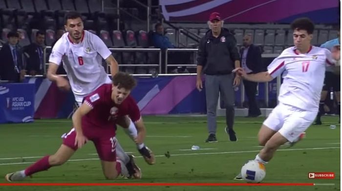 Momen jatuhnya Lotfi Majer yang berbuntut tendangan bebas pemicu gol kemenangan Qatar atas Yordania di Piala Asia U-23 2024.