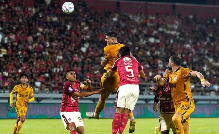 Bali United vs Bhayangkara FC pada laga pekan ke-32 Liga 1 2023/2024 di Stadion Kapten I Wayan Dipta, Gianyar, Bali, Sabtu (20/4/2024).