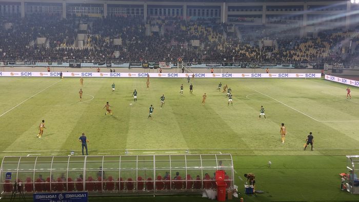 Suasana pertandingan antara PSS Sleman melawan Dewa United di Stadion Manahan, Solo, Sabtu (20/4/2024).