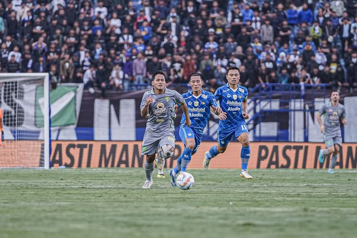Suasana pertandingan antara Persib Bandung melawan Persebaya Surabaya, Sabtu (20/4/2024).