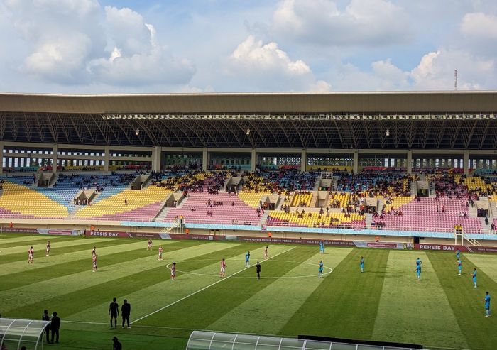 Suasana pertandingan Persis Solo vs Persikabo 1973 dalam laga pekan ke-32 Liga 1 2023-2024 di Stadion Manahan, Surakarta, Senin (22/4/2024).