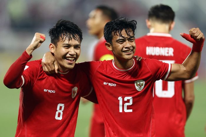 Witan Sulaeman (kiri) dan Pratama Arhan merayakan gol timnas U-23 Indonesia ke gawang Yordania pada duel Piala Asia U-23 2024 di Doha (21/4/2024).