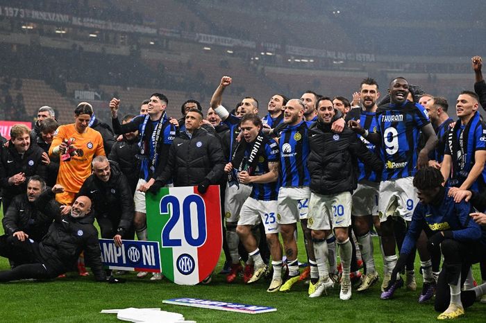 Para pemain Inter Milan merayakan gelar Liga Italia usai mengalahkan AC Milan di San Siro (22/4/2024).