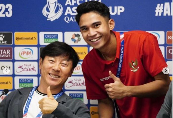Pelatih Timnas U-23 Indonesia Shin Tae-yong saat foto bersama Marselino Ferdinan usai konferensi pers di Piala Asia U-23 2024.