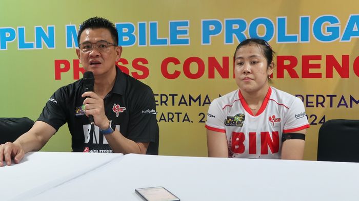 Pelatih Jakarta BIN, Danai Sriwatcharamethakul dan Ratri Wulandari pada konferensi pers seusai laga di GOR Amongrogo, Yogyakarta, Kamis (25/4/2024)
