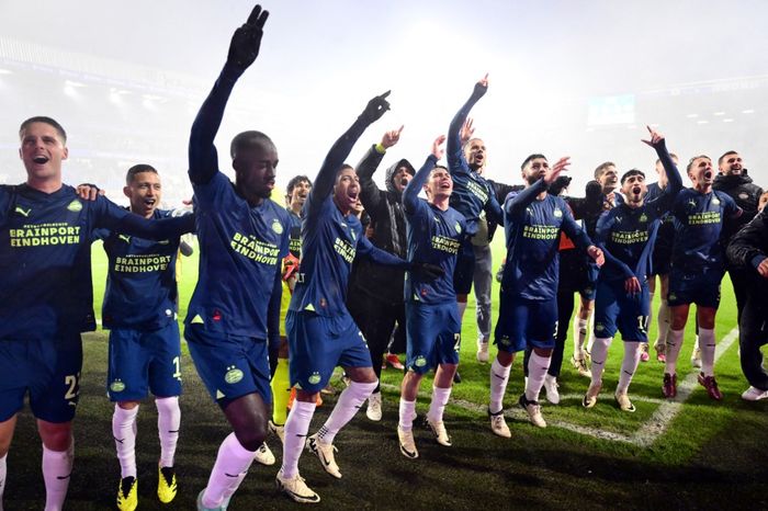 Para pemain PSV Eindhoven merayakan kemenangan 8-0 atas Heerenveen dan segera resmi menjuarai Liga Belanda (25/4/2024).