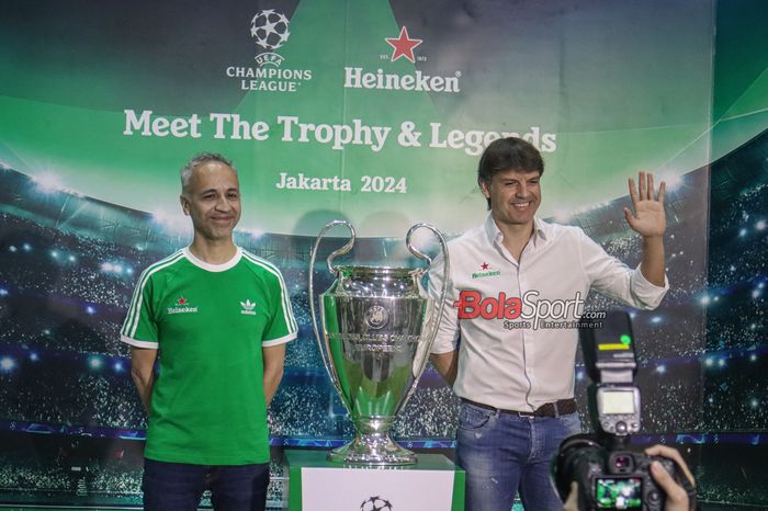 Legenda Real Madrid, Fernando Morientes (kanan), dan Presiden Direktur Multi Bintang Indonesia, Rene Sanchez Valle (kiri) dalam acara tur Trofi Liga Champions bersama Heineken di Jakarta (26/4/2024).