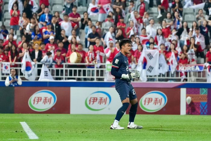 Kiper timnas U-23 Indonesia, Ernando Ari, melakukan selebrasi saat laga melawan timnas U-23 Korea Selatan, Kamis (25/4/2024).
