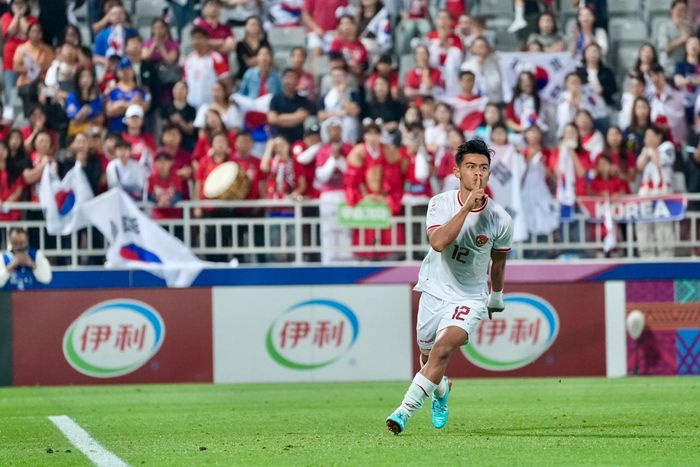 Selebrasi pemain timnas U-23 Indonesia, Pratama Arhan usai mengalahkan Korea Selatan dalam perempat final Piala Asia U-23 2024 di Stadion Abdullah bin Khalifa, Kamis (25/4/2024).