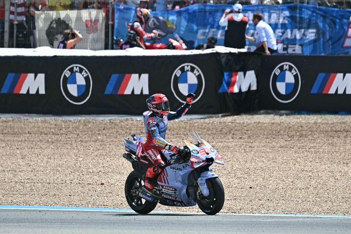 Pembalap Gresini Racing, Marc Marquez, berselebrasi usai meraih podium kedua pada seri MotoGP Spanyol 2024, Minggu (28/4/2024)