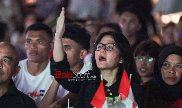 Wakil Ketua Umum PSSI, Ratu Tisha, sedang menonton laga semifinal Piala Asia U-23 2024 antara timnas U-23 Indonesia versus timnas U-23 Uzbekistan pada 29 April 2024.