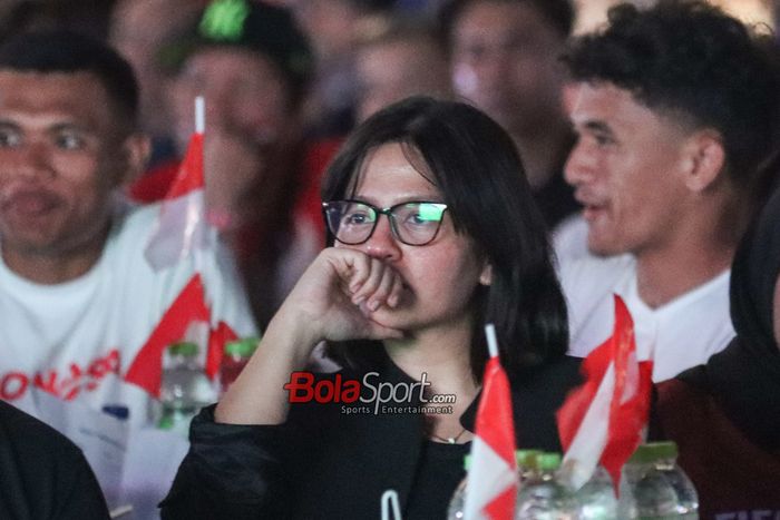 Wakil Ketua Umum PSSI, Ratu Tisha, sedang menonton laga semifinal Piala Asia U-23 2024 antara timnas U-23 Indonesia versus timnas U-23 Uzbekistan pada 29 April 2024.