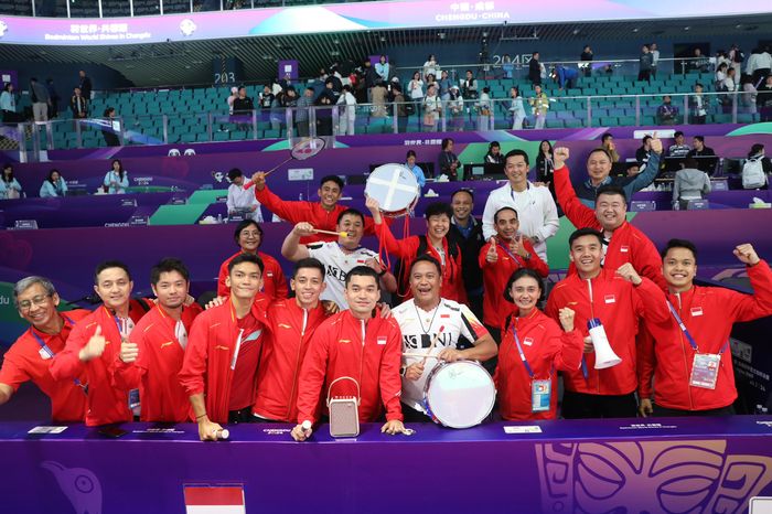Taufik Hidayat bersama tim pendukung Thomas Cup 2024 saat memberi dukungan pemain Indonesia yang berlaga pada perempat final Thomas Cup 2024 melawan Korea Selatan di Hi-Tech Zone Sports Centre, Chengdu, China, Jumat (3/5/2024).