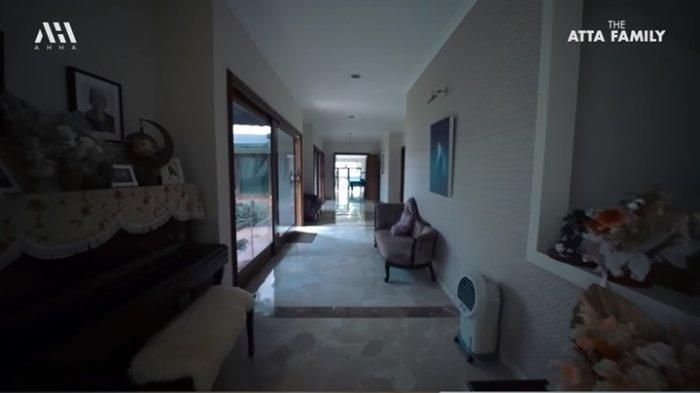Lorong rumah mewah Ruben Onsu dan Sarwendah yang memanjang.