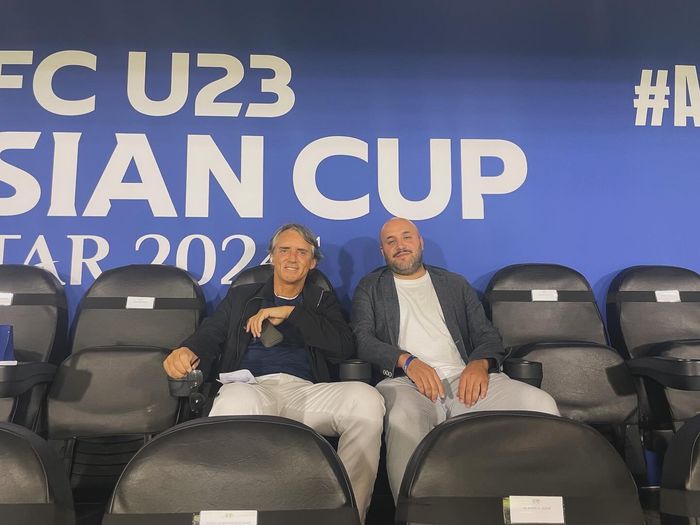 Pelatih Timnas Arab Saudi, Roberto Mancini (kiri) bersama Antonio Gagliardi yang menjabat sebagai analis sejak di Timnas Italia