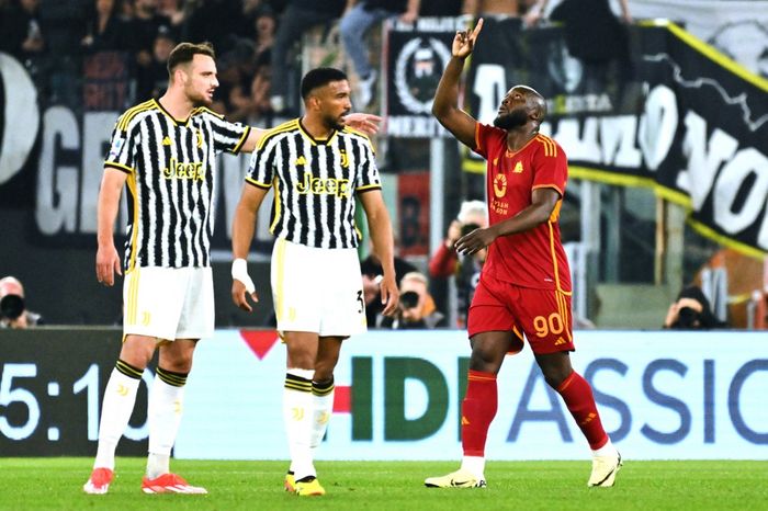 Penyerang AS Roma, Romelu Lukaku, merayakan gol ke gawang Juventus pada giornata 35 Liga Italia 2023-2024 di Stadion Olimpico, Minggu (5/5/2024).