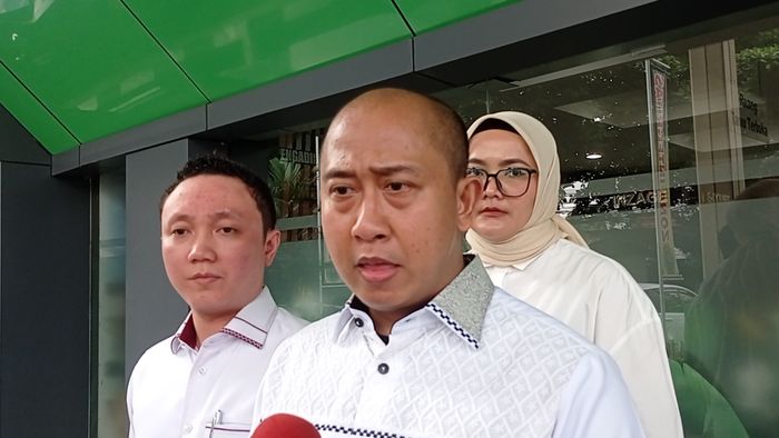 Kuasa hukum Sarwendah, Chris Sam Siwu ditemui di Pengadilan Negeri Jakarta Selatan, Minggu (5/5/2024).