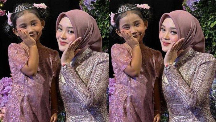 Bintang foto bersama Puteri Delina, kakaknya