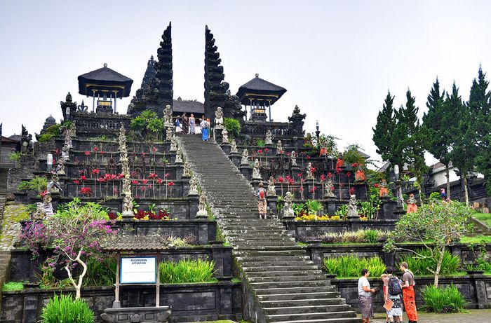 Umat Hindu Bali memiliki perbedaan cara ibadah dengan umat Hindu India. Para turis diharapkan memahami aturan ini.