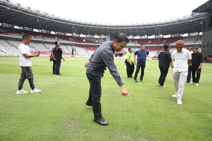 Sekjen PSSI, Yunus Nusi, saat mengecek Stadion Utama Gelora Bung Karno (SUGBK) jelang menggelar laga timnas Indonesia lawan Irak dan Filipina.