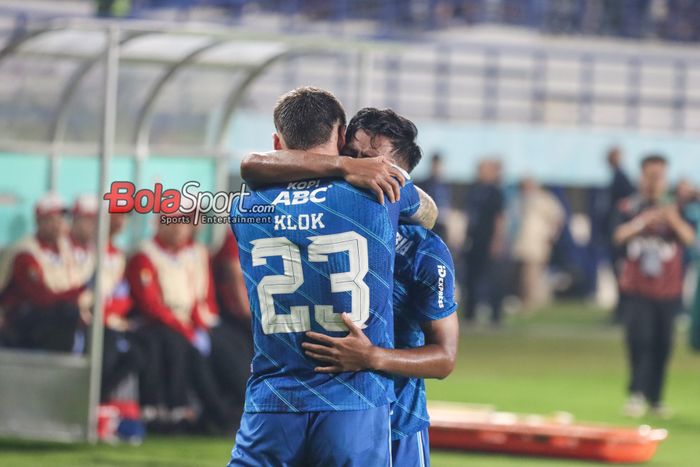 Marc Klok sedang memeluk Febri Hariyadi yang mampu mencetak gol dalam laga leg kedua Championship Series Liga 1 2023 antara Persib Bandung versus Bali United di Stadion Si Jalak Harupat, Bandung, Jawa Barat, Sabtu (18/5/2024).