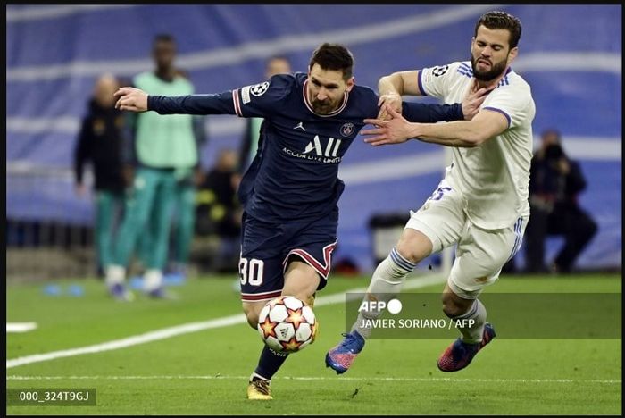 Kapten Real Madrid, Nacho Fernandez (kanan), berduel dengan Lionel Messi ketika masih memperkuat PSG. Nacho kini berpeluang jadi rekan setim Messi di Inter Miami.