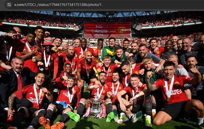 Manchester United merayakan keberhasilan memenangi Piala FA usai menundukkan Manchester City 2-1 di final, Sabtu (25/5/2024) malam WIB.