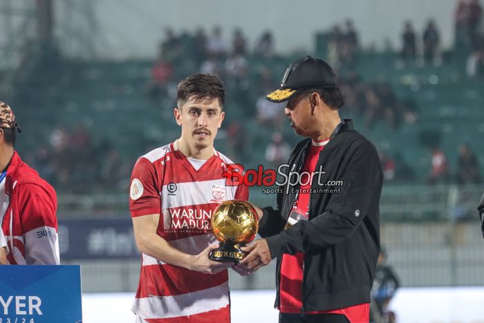 Pilar asing Madura United, Francisco Israel Rivera Davalos, mendapatkan gelar pemain terbaik Liga 1 2023 di Stadion Gelora Bangkalan, Madura, Jawa Timur, Jumat (31/5/2024).