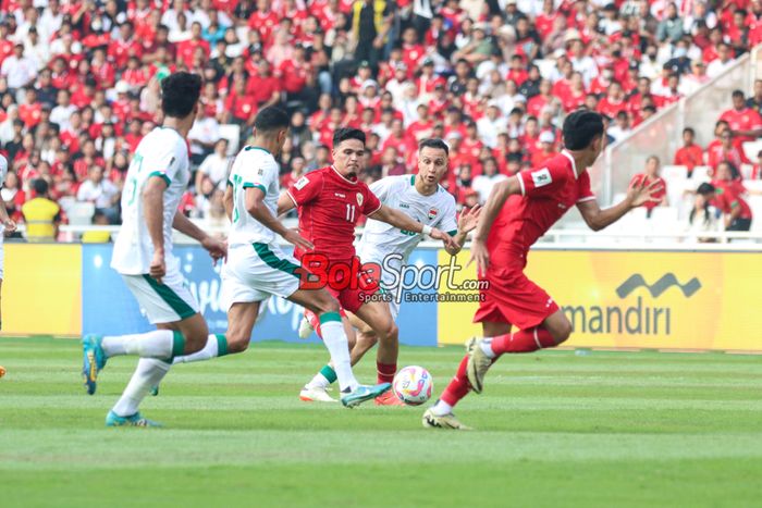Ragnar Oratmangoen (tengah) sedang berusaha melewati lawannya dalam laga babak Kualifikasi Piala Dunia 2026 antara timnas Indonesia versus timnas Irak di Stadion Utama Gelora Bung Karno, Jakarta, Kamis (6/6/2024).