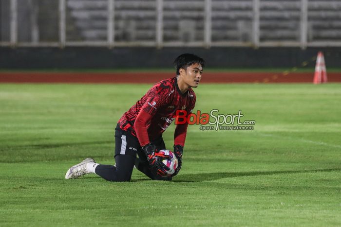 Ernando Ari Sutaryadi sedang berlatih bersama timnas Indonesia di Stadion Madya, Senayan, Jakarta, Minggu (9/6/2024) malam.