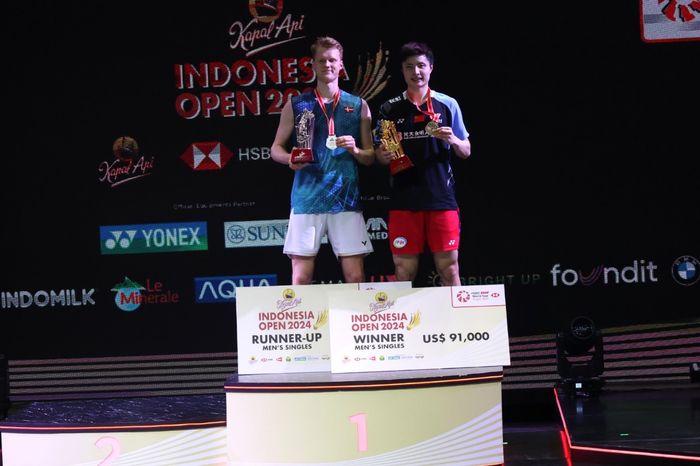 Anders Antonsenn (Denmark, kiri) dan Shi Yu Qi (China) di podium Indonesia Open 2024, Istora Senayan, Jakarta, Minggu (9/6/2024).