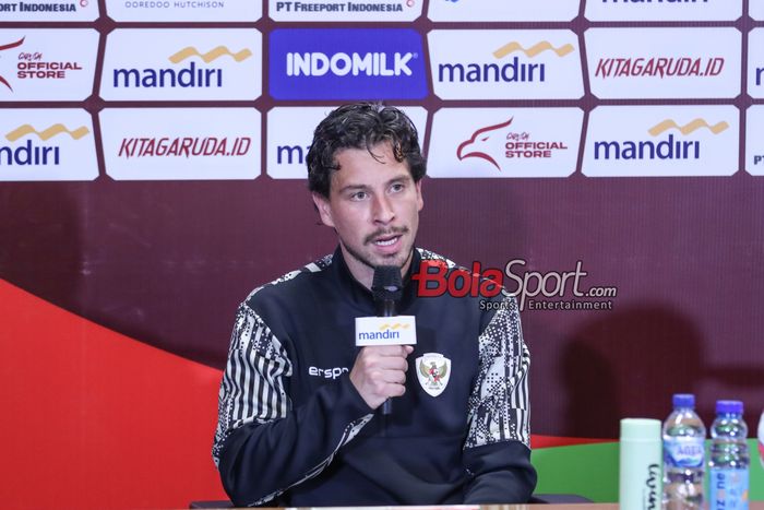 Pemain timnas Indonesia, Thom Haye, sedang memberikan keterangan kepada awak media di Stadion Utama Gelora Bung Karno, Senayan, Jakarta, Selasa (11/6/2024).