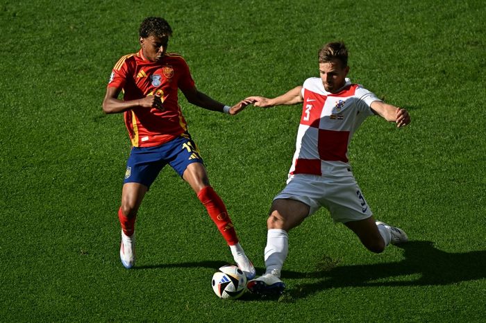 Aksi bocah ajaib Barcelona, Lamine Yamal, dalam debutnya bersama Timnas Spanyol pada laga perdana Grup B Euro 2024 kontra Kroasia, Sabtu (15/6/2024) malam WIB.