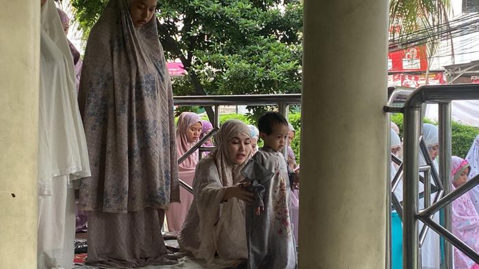 Ayu Ting Ting tak ikut salat Idul Adha karena menenangkan anak Syifa yang rewel