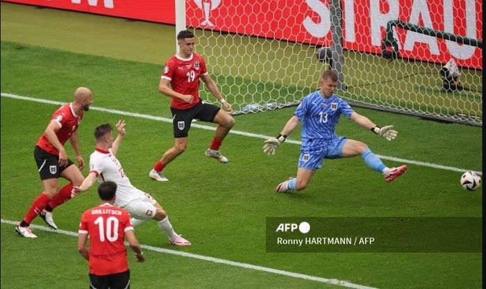Proses gol Krzysztof Piatek (putih) dalam partai timnas Polandia vs Austria di Grup D Euro 2024, di Olympiastadion Berlin (21/6/2024).