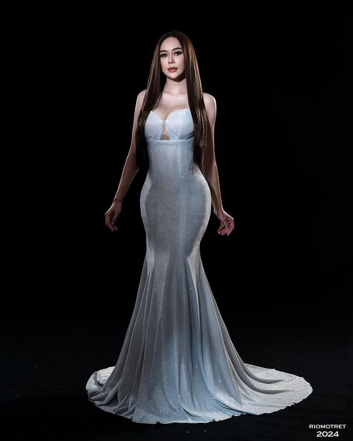 Aduhai Seksinya Aura Kasih Kenakan Dress Ketat Pamer Body Bak Gitar