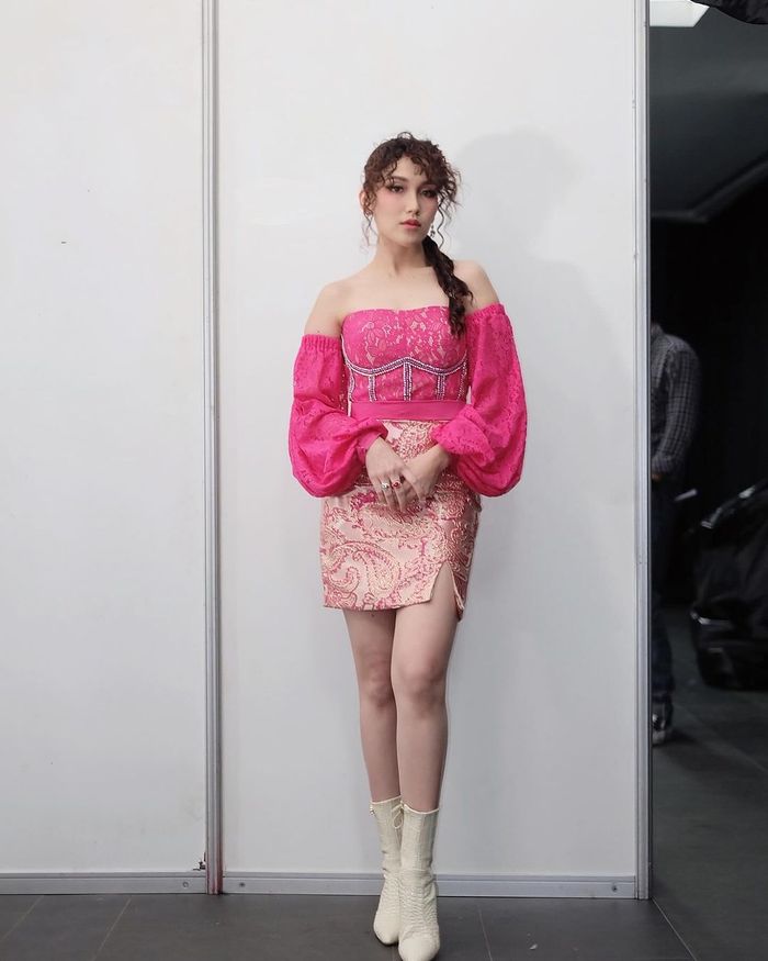 Biduan Apa Idol Korea Sih! Gaya Seksi Nyentrik Ayu Ting Ting